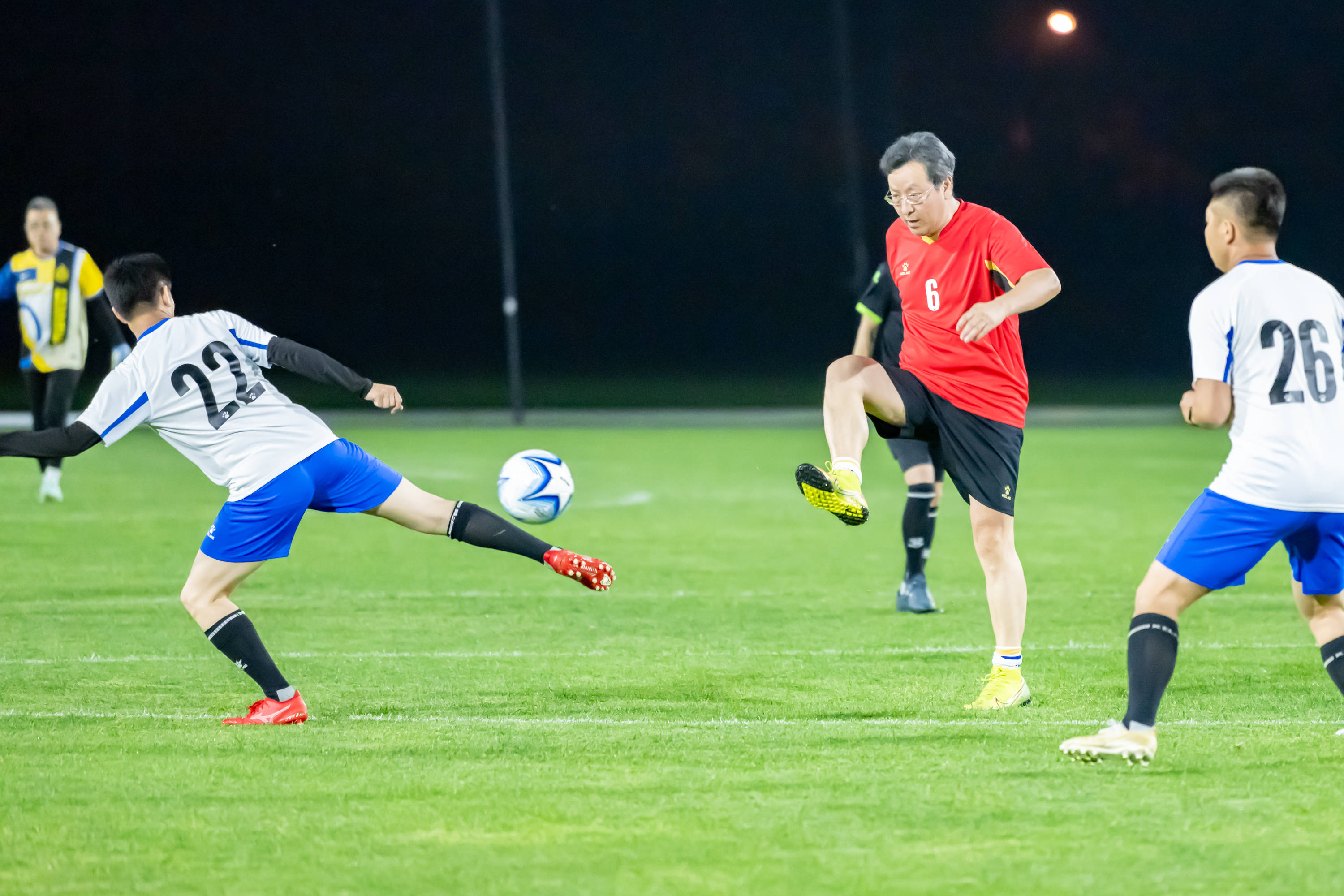 弱差距险胜 弱差距险胜
